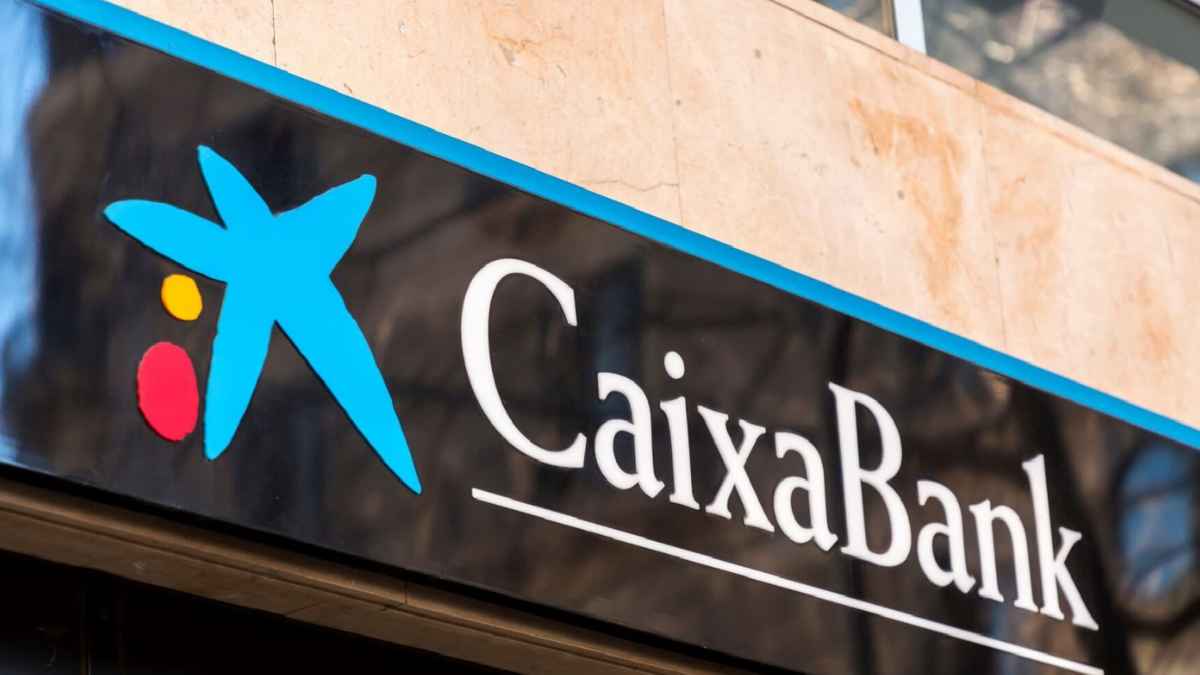 Logotipo de CaixaBank en la fachada de una sucursal bancaria