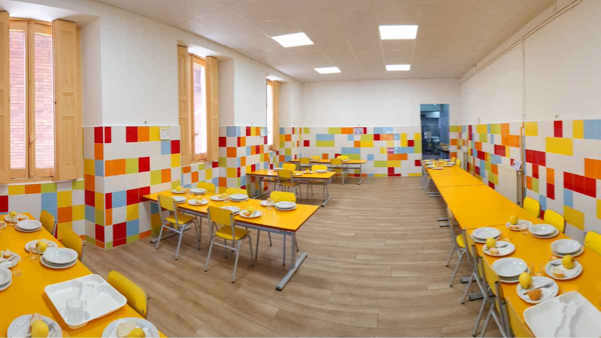 Comedor escolar en guardería de Santander con mesas preparadas