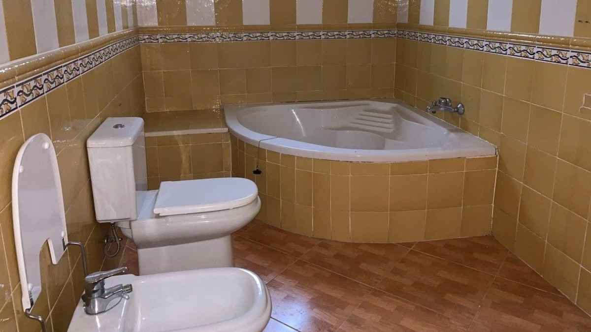 CaixaBank necesita vender este chalet de 266 m² y cinco dormitorios por menos de 20.000 euros 3 chalet caixabank 266m mengibar venta 20000 euros bano