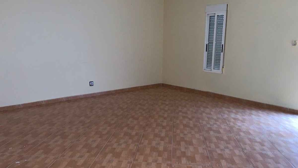 CaixaBank necesita vender este chalet de 266 m² y cinco dormitorios por menos de 20.000 euros 1 chalet caixabank 266m mengibar venta 20000 euros salon