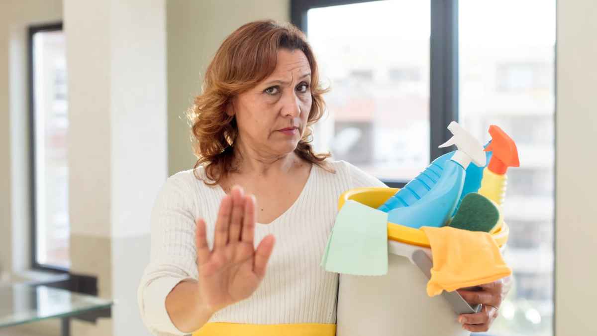 Empleada de hogar con productos de limpieza tras despido improcedente e indemnización de 6.400 euros