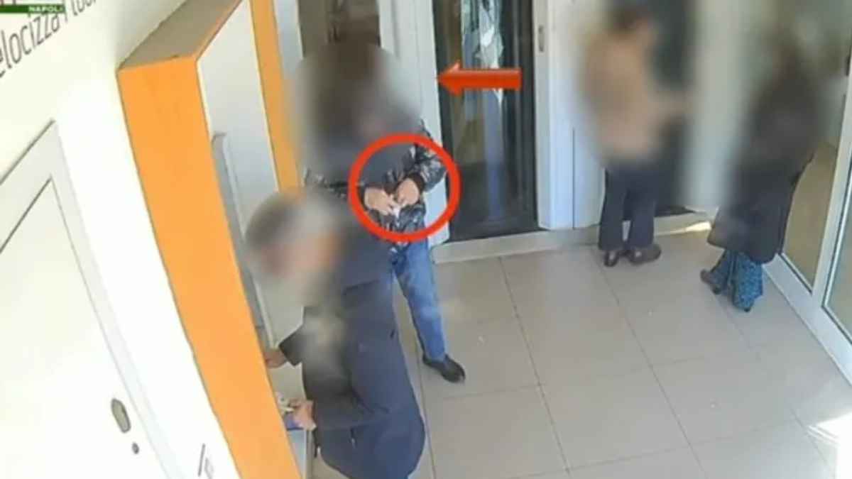 Hombre acusado de fingir ceguera mientras retira dinero en un cajero en Italia.