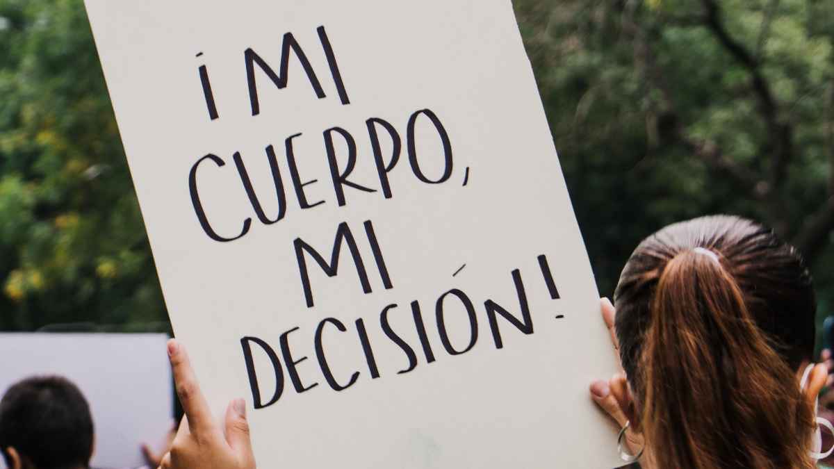 Manifestación con cartel mi cuerpo mi decisión sobre aborto en Castilla y León