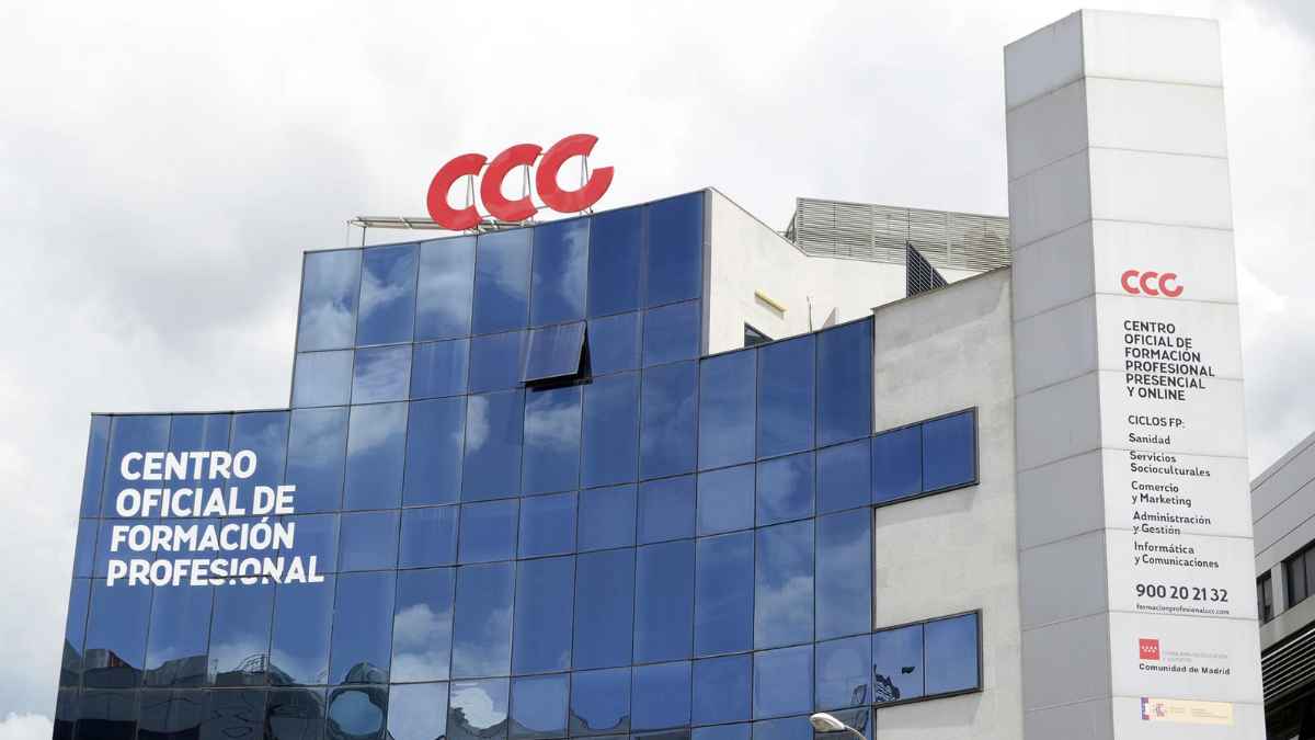 Centro oficial de Formación Profesional en Madrid con fachada acristalada