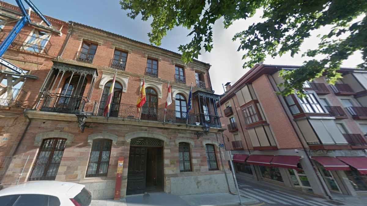 Ayuntamiento de Benavente donde se ofertan nuevas plazas fijas en obras, limpieza y seguridad municipal