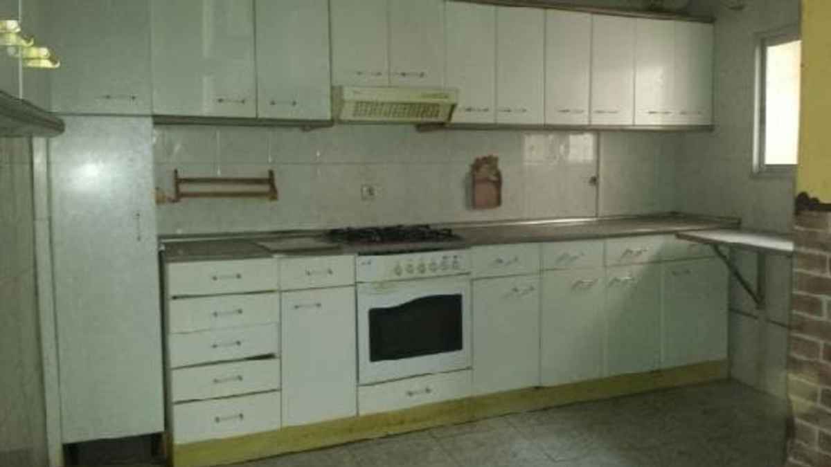 CaixaBank pone a la venta una casa adosada de 224 m2 y 5 habitaciones por 22.000 euros 1 caixabank casa adosada 224m2 5 habitaciones 22000 euros cocina