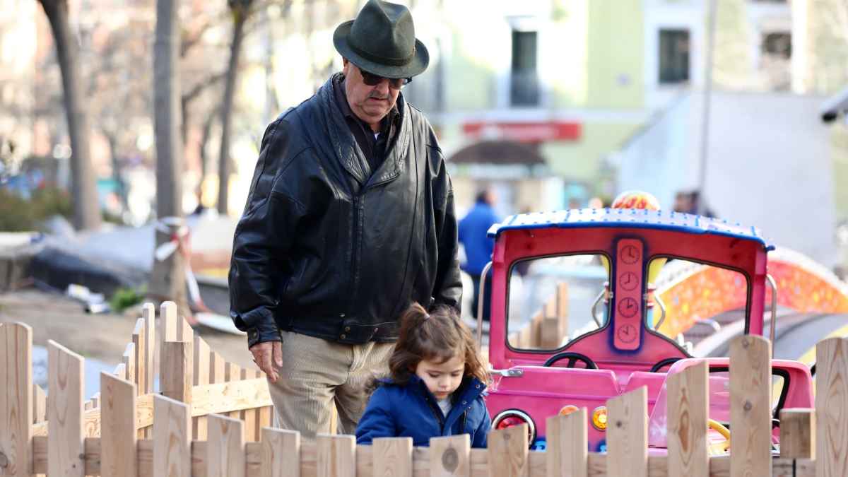 “Jubilado paseando con una niña en un parque tras sentencia por discriminación de sexo