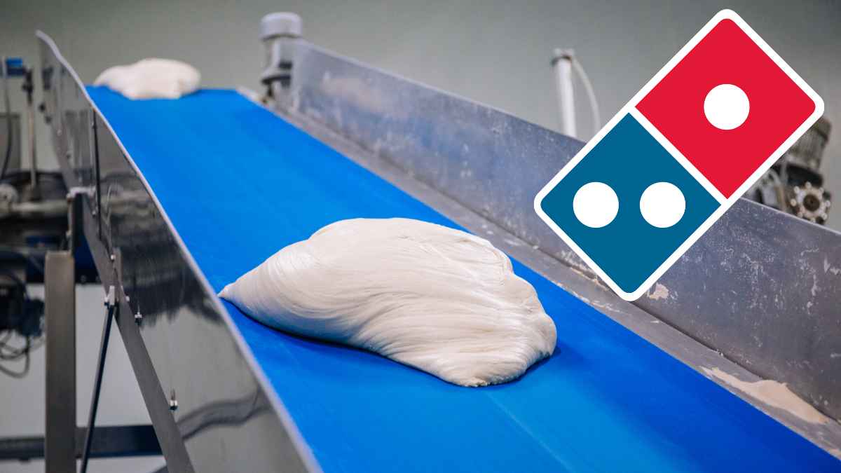 Masa de pizza en la línea de producción de la fábrica de Domino’s en Alcalá de Henares
