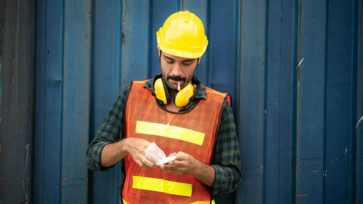 Trabajador despedido por fumar en el trabajo recibe indemnización de 32000 euros