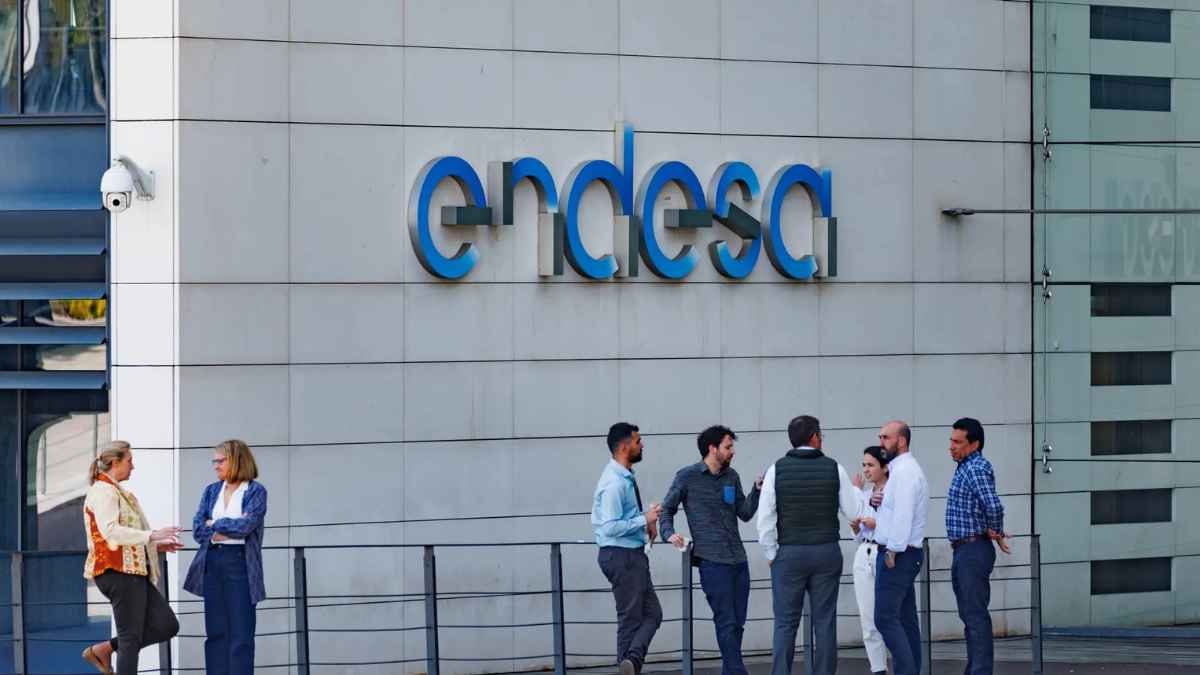 Fachada de Endesa tras la sentencia que declara ilegal reducir el descanso entre turnos de sus trabajadores