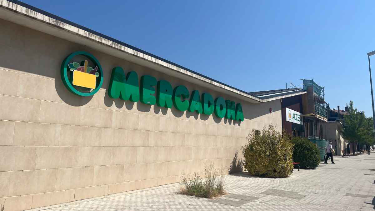 Fachada de un supermercado Mercadona