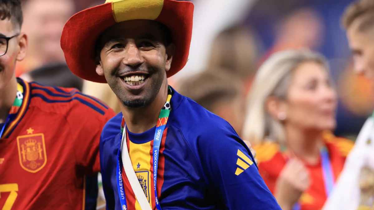 Mounir Nasraoui, padre de Lamine Yamal, durante una celebración con la selección española
