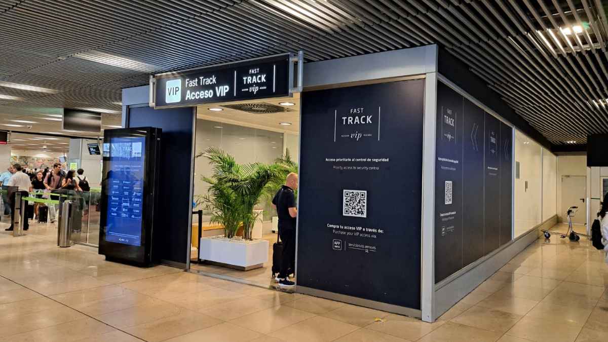 Acceso VIP en el aeropuerto de Madrid-Barajas, relacionado con ofertas de empleo en salas VIP y logística.