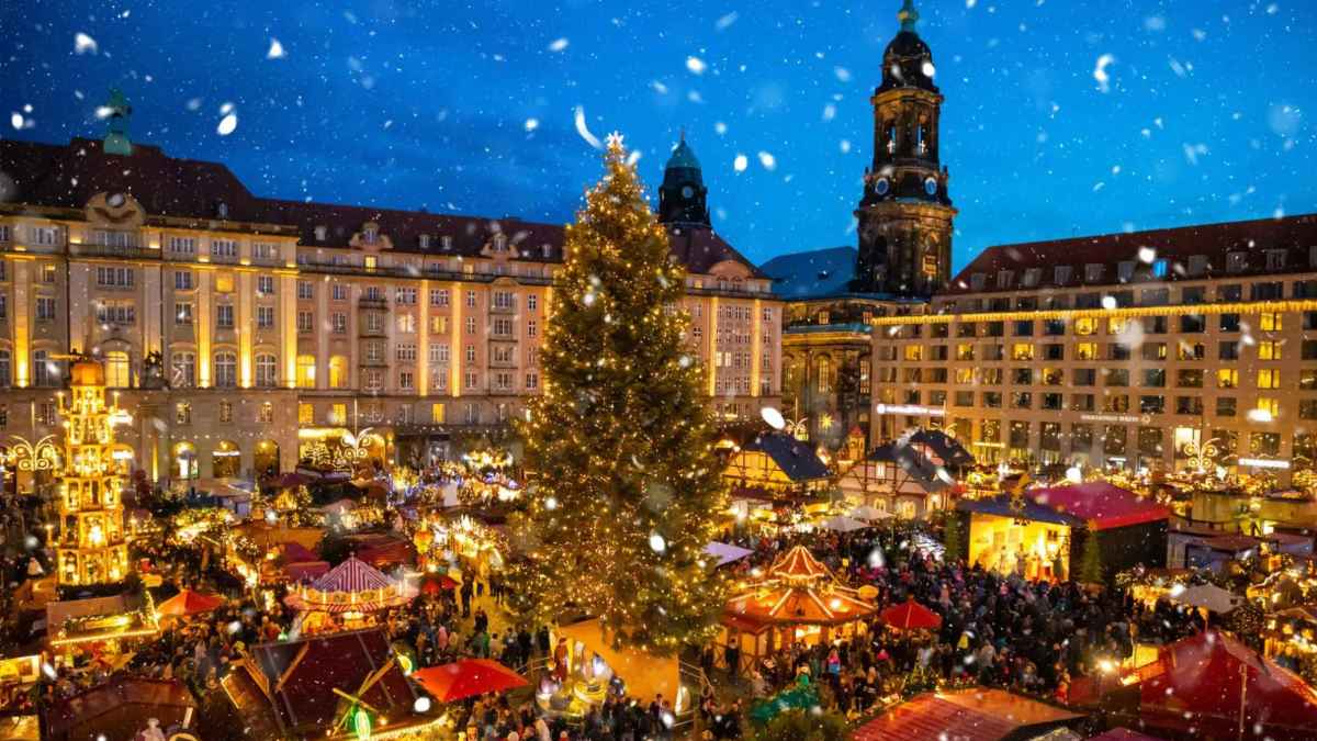 Mercado navideño iluminado con público durante la campaña de Navidad