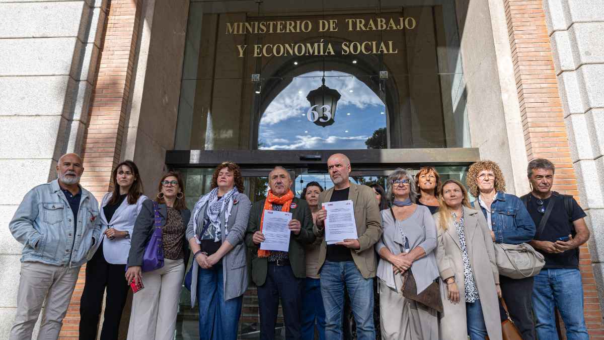 Representantes sindicales ante el Ministerio de Trabajo tras presentar la propuesta de subida del salario mínimo para 2026.