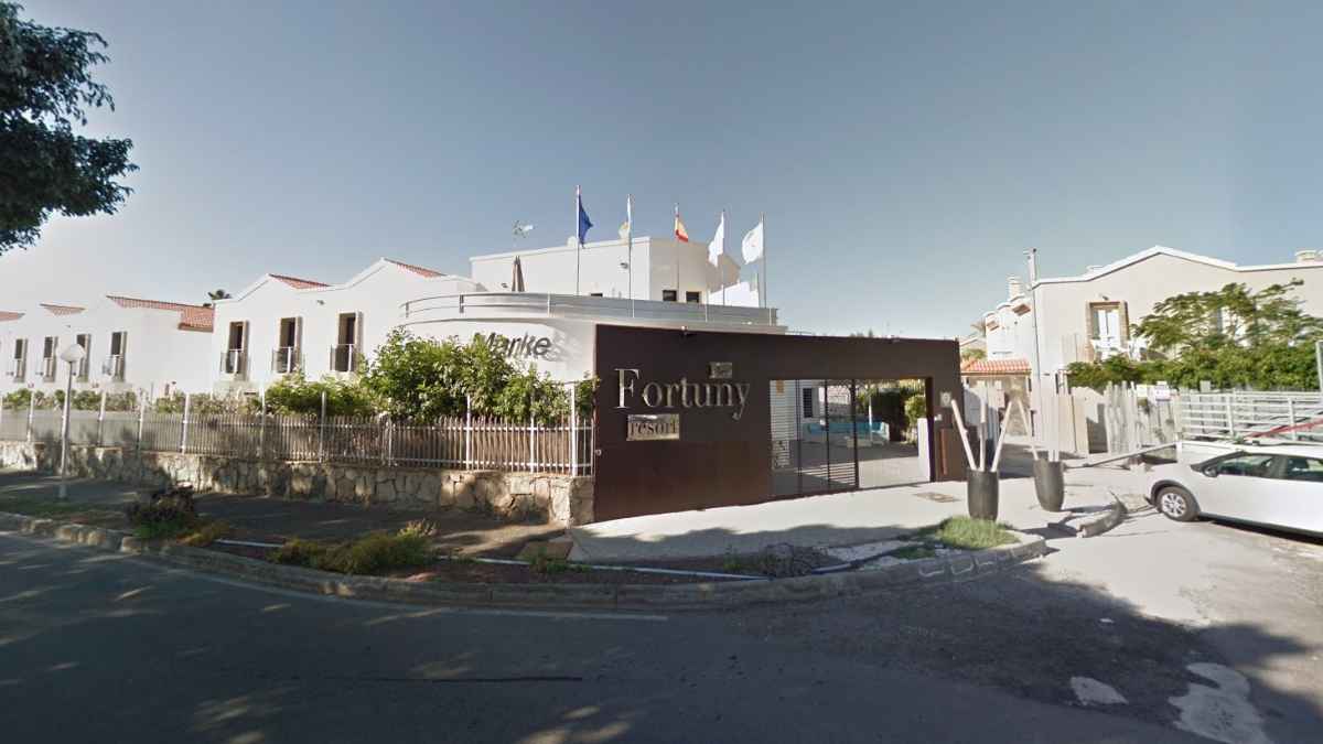 Fachada de The Fortuny Resort en Maspalomas, donde se ofrecen empleos para camareros de sala y pisos en San Bartolomé de Tirajana.