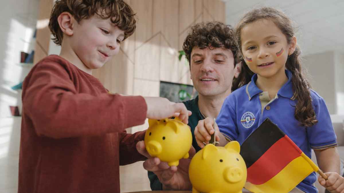 Niños aprendiendo a ahorrar con una hucha en Alemania para su futura jubilación
