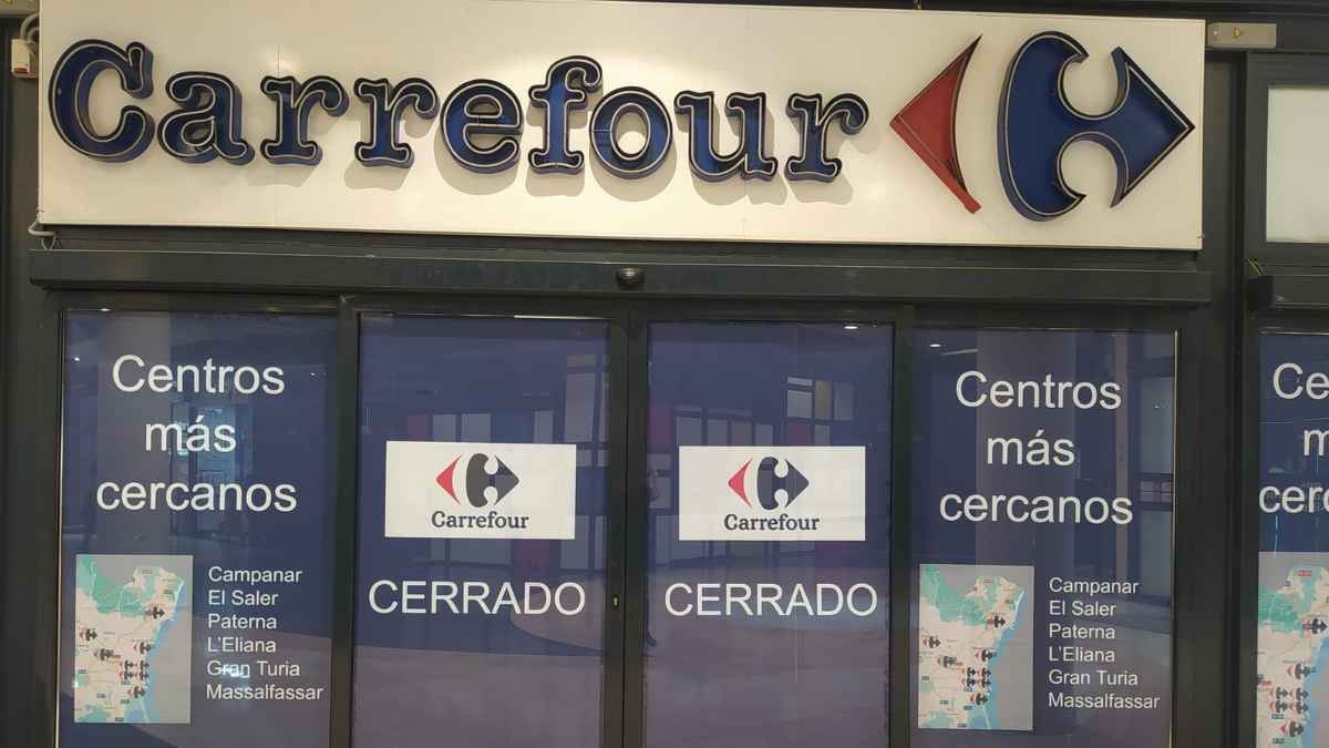 Fachada de un supermercado Carrefour cerrado tras una condena judicial por vulnerar el derecho al honor de un cliente