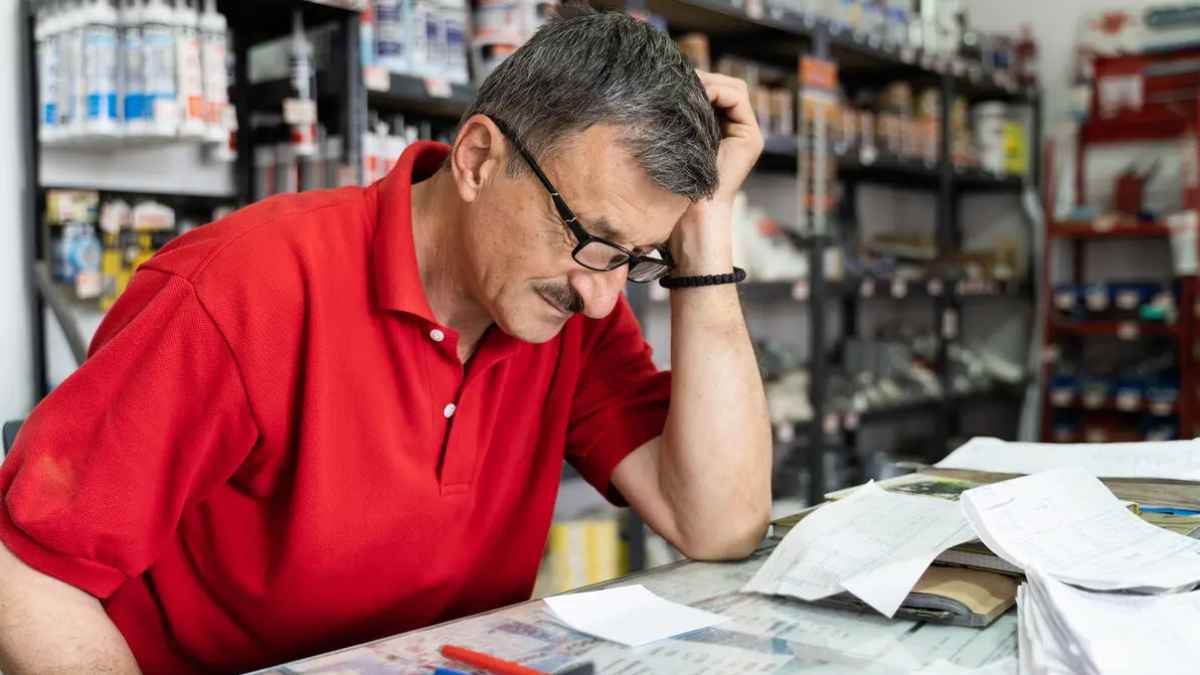 Autónomo revisando facturas ante la devolución de cuotas a la Seguridad Social por superar el salario mínimo