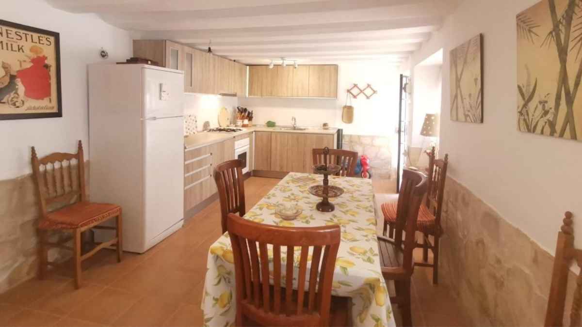 Caixabank necesita vender esta casa de 116 metros con 3 plantas, 3 dormitorios y buhardilla con 2 habitaciones por solo 49.000 euros 1 caixabank vende casa 116 metros 3 plantas 3 dormitorios buhardilla 49000 euros cocina
