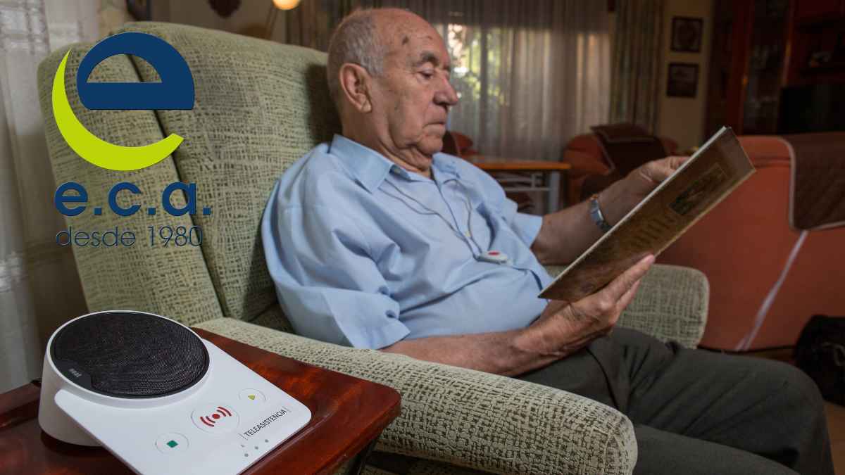 Persona mayor utilizando un dispositivo de teleasistencia en su domicilio