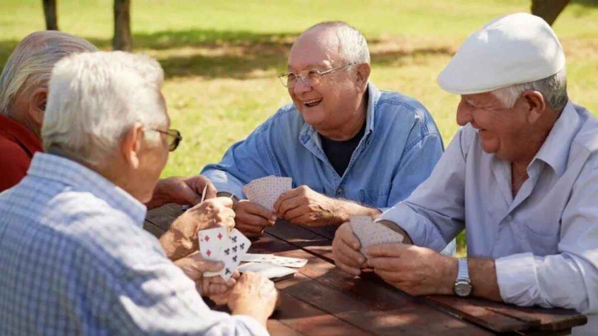 Pensionistas disfrutando de su tiempo libre mientras juegan a las cartas en la jubilación.