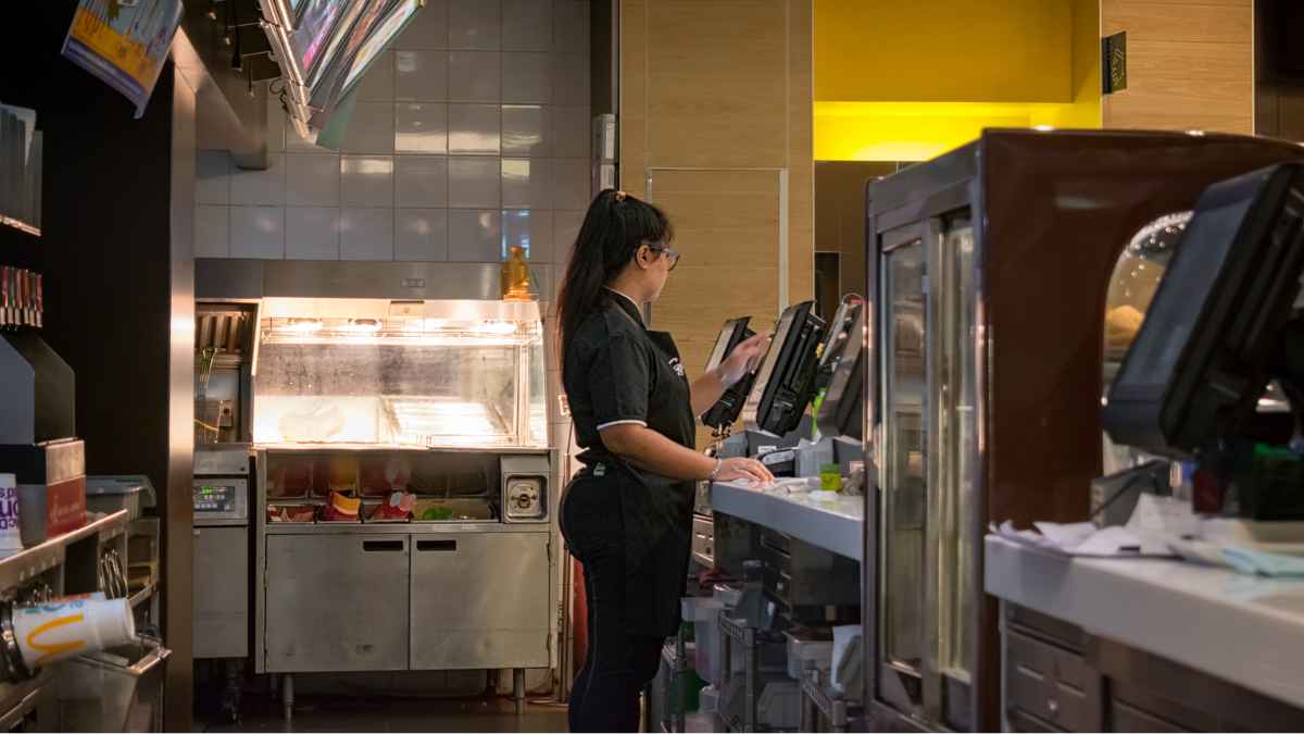 Empleada de Burger King trabajando en el mostrador tras un despido declarado improcedente por la justicia