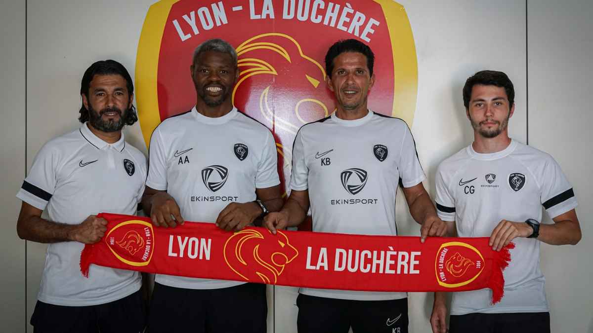 Cuerpo técnico del Lyon La Duchère posando con una bufanda del club