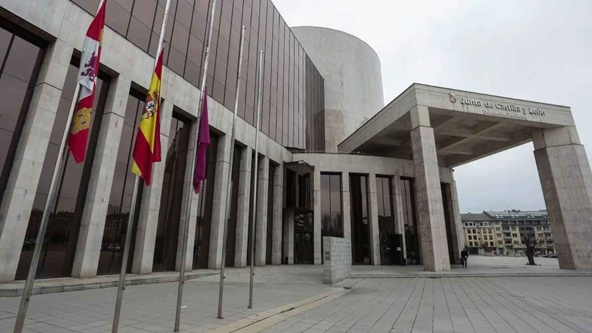 Edificio de la Junta de Castilla y León que anuncia la oferta de empleo público con 4.384 plazas