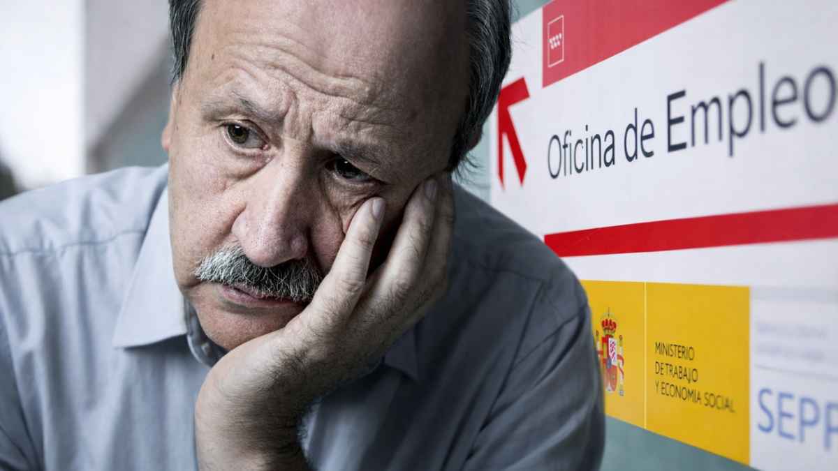 Hombre mayor de 55 años preocupado en una oficina de empleo por el aumento del desempleo en España