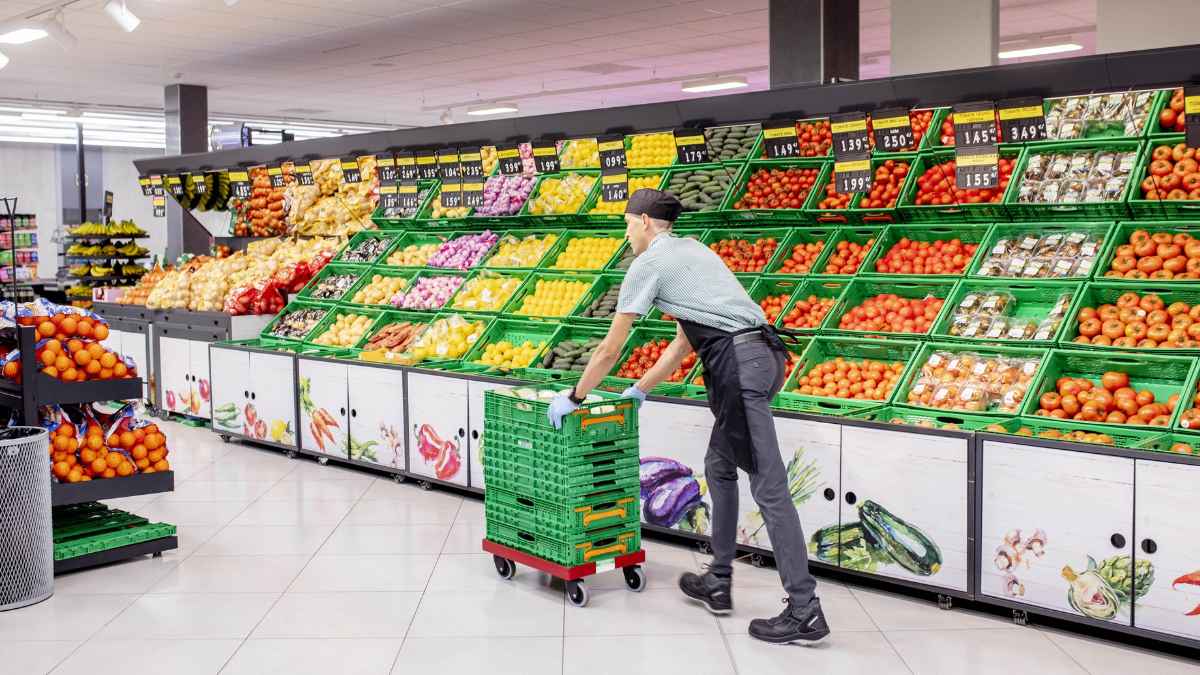 Trabajador de Mercadona reponiendo fruta tras anunciar una semana más de vacaciones y una paga extra