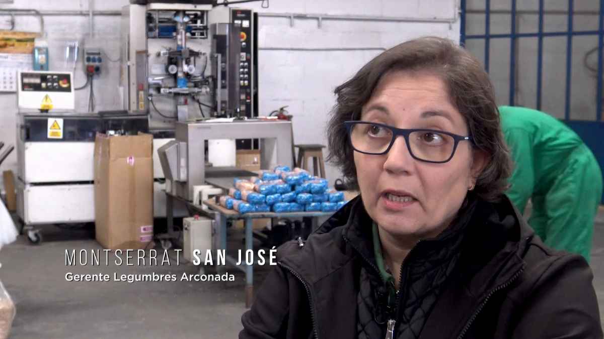 Montserrat San, gerente de una envasadora de garbanzos, en su fábrica denunciando la presión de los supermercados