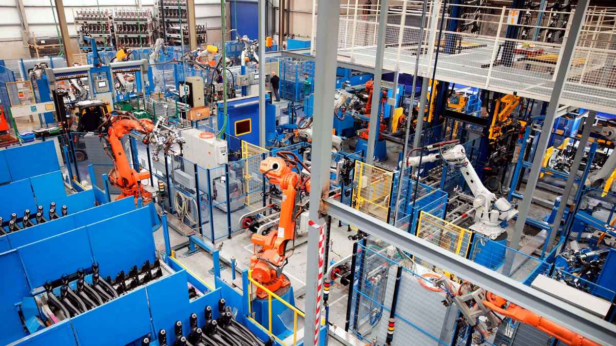 Planta de producción automatizada en el sector automotriz con robots industriales en funcionamiento.