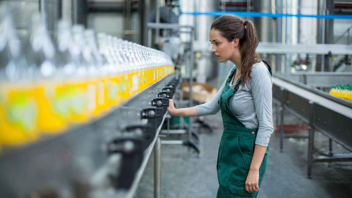 Trabajadora supervisando línea de envasado en una empresa de alimentación en Villafría (Burgos)