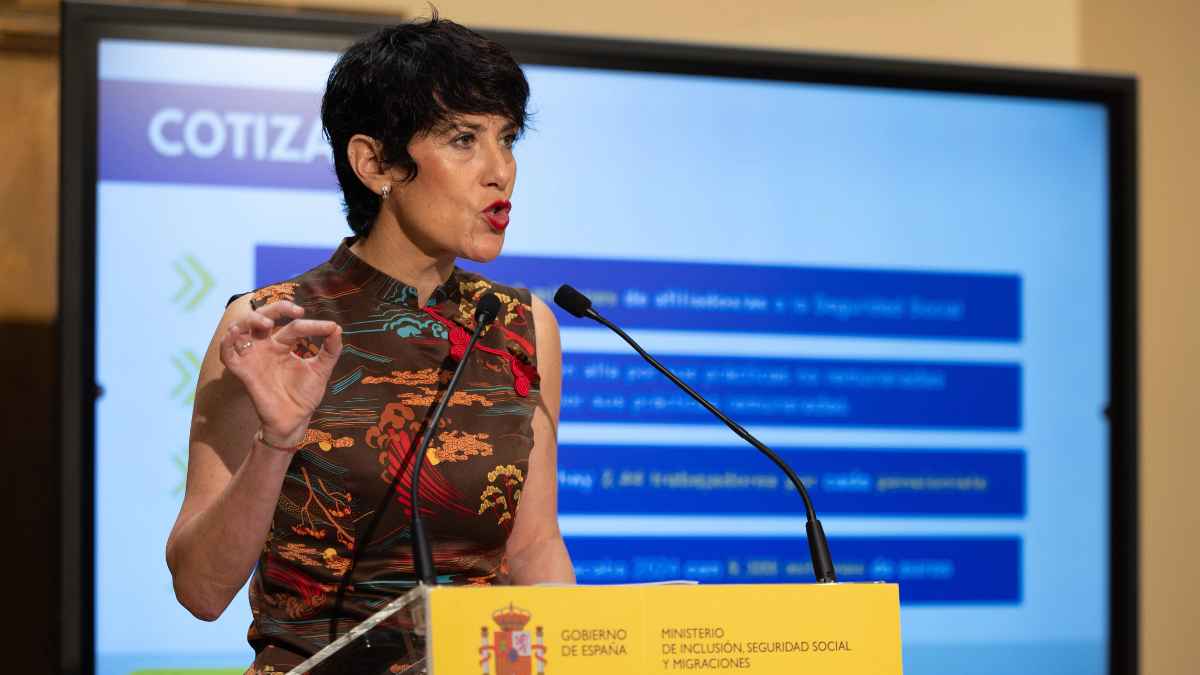 Representante de la Seguridad Social informando sobre requisitos obligatorios para mantener la pensión