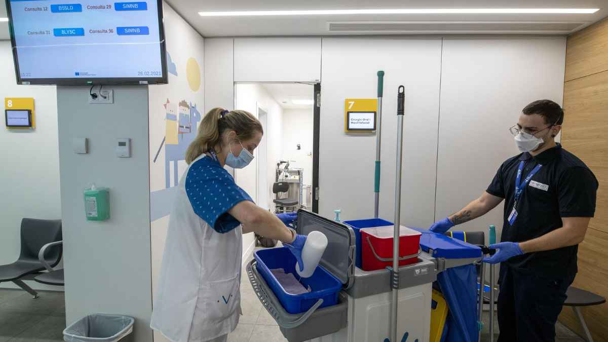 Personal de limpieza trabajando en un hospital tras la sentencia del Supremo que iguala su salario al de especialistas