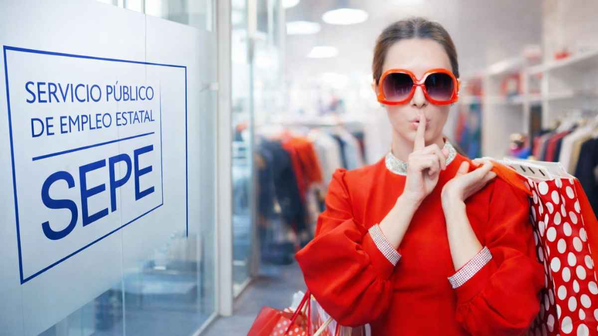 Mujer compradora misteriosa delante del SEPE para un trabajo esporádico bien remunerado con regalos