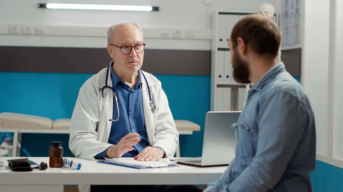 Tribunal médico evaluando a un trabajador para una incapacidad permanente