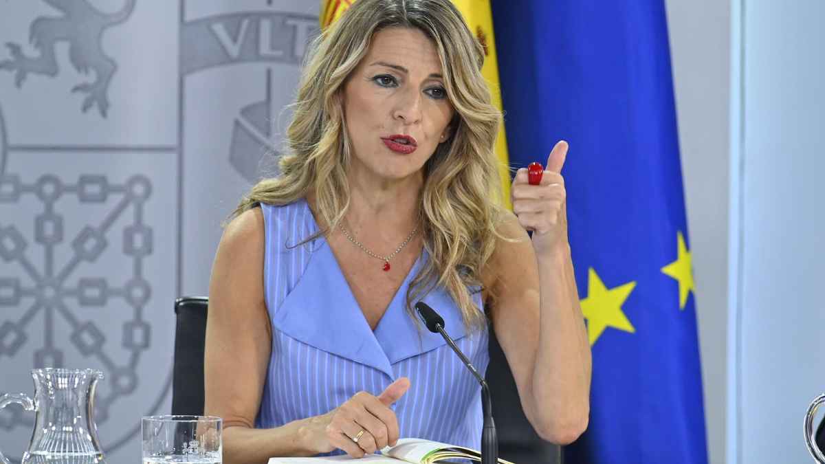 Rueda de prensa sobre derechos laborales y vacaciones mínimas de 30 días en España