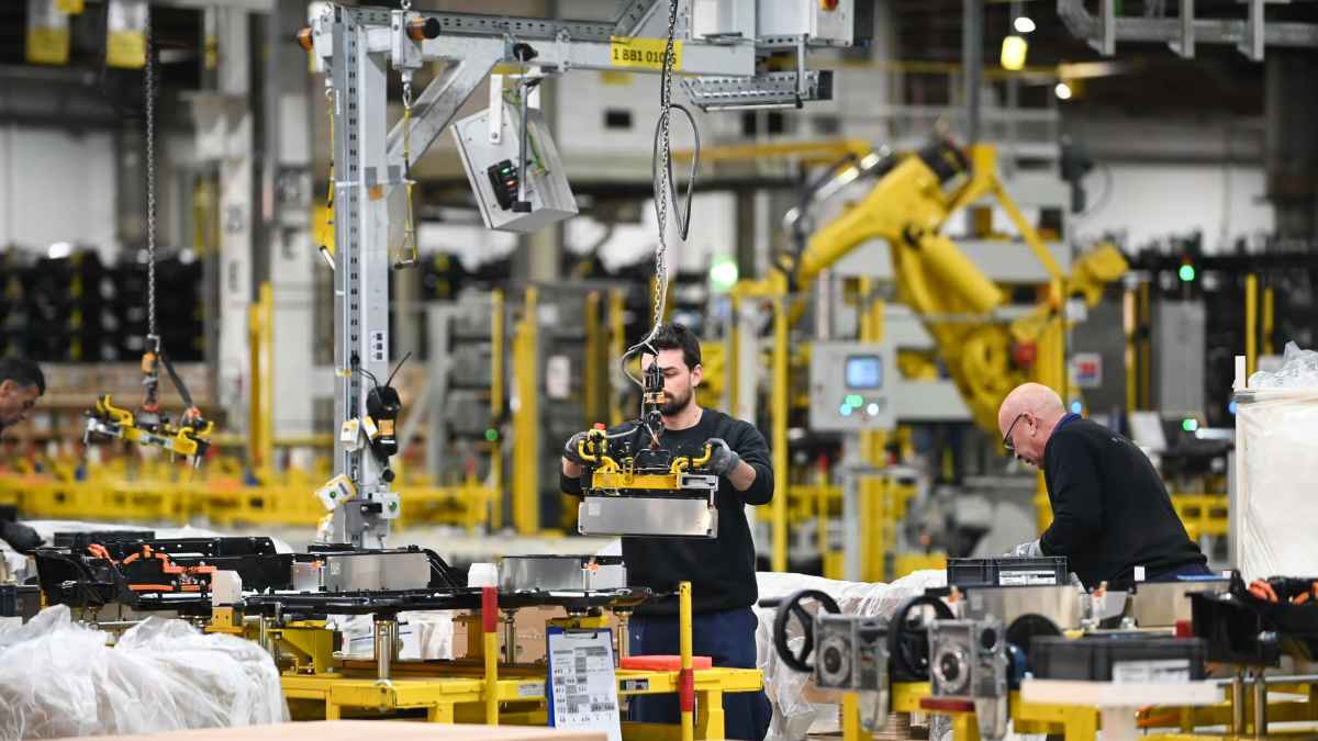 Trabajadores industriales en una fábrica ante la falta de mano de obra en Aragón