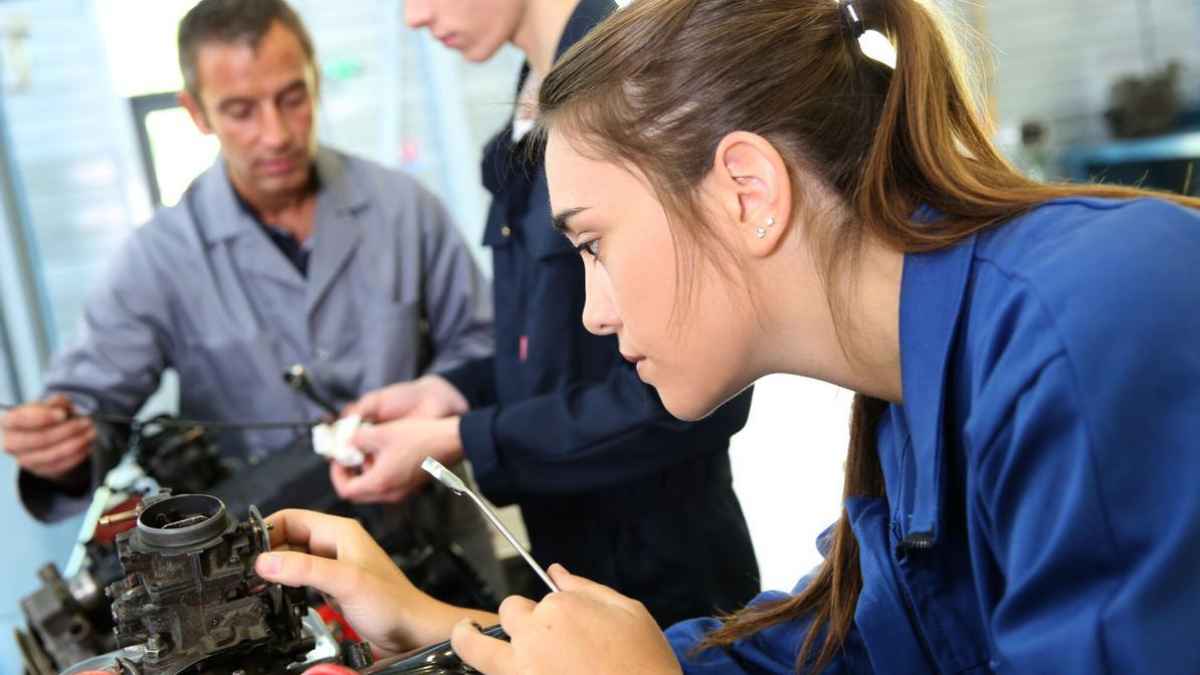 Alumnos realizando prácticas en un ciclo de Formación Profesional sin titulación previa