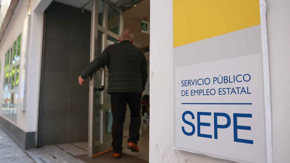 Oficina del SEPE con un usuario accediendo para informarse sobre el subsidio para mayores de 52 años
