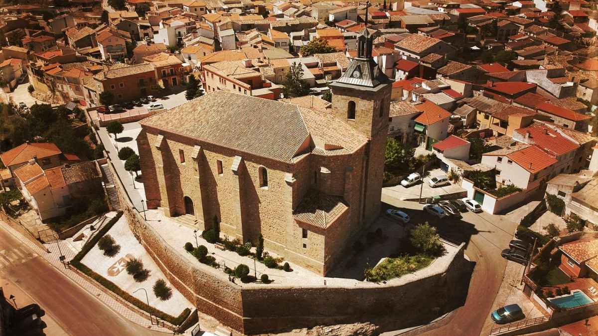 Vista aérea de Albares, municipio de Guadalajara que ofrece casas desde 400 euros y empleo