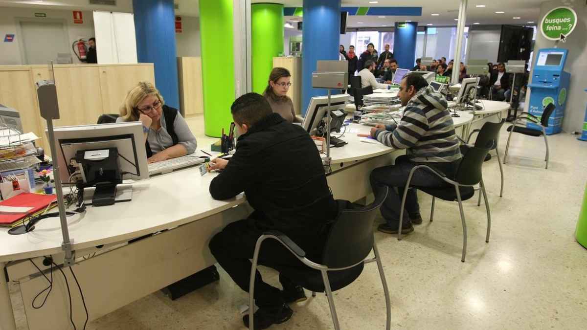 Funcionarios atendiendo a ciudadanos en una oficina de la administración pública en Cataluña