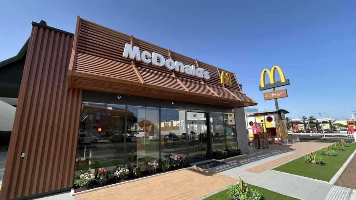 Fachada de un restaurante McDonald’s en España tras una nueva apertura que genera empleo local