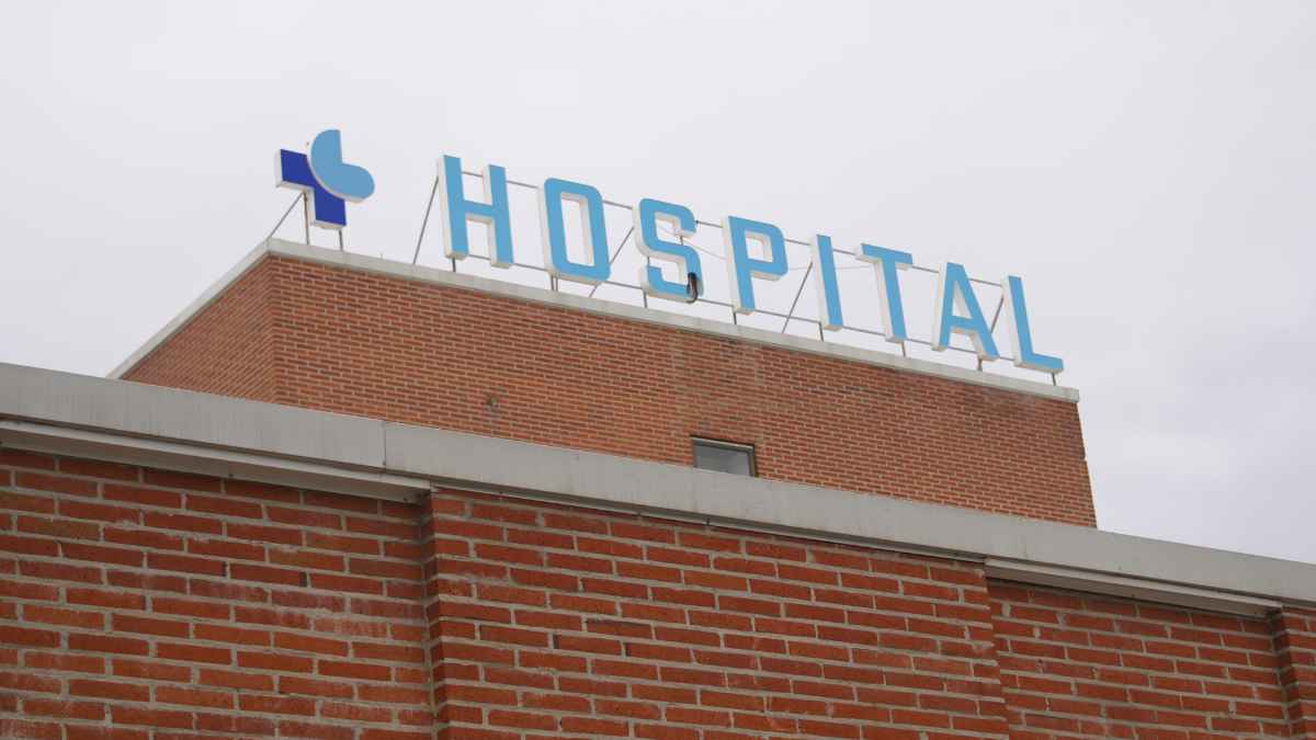 Fachada de un hospital relacionada con el despido de un empleado tras una baja médica prolongada