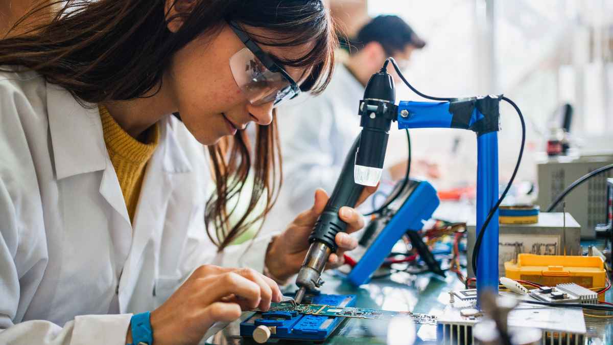 Alumna de Formación Profesional en una doble titulación de FP trabajando en un taller técnico