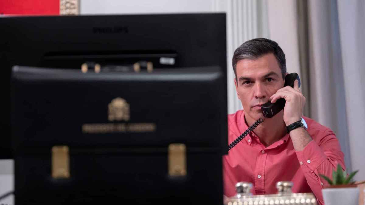 Presidente del Gobierno atendiendo una llamada telefónica relacionada con la nueva ley de atención al cliente