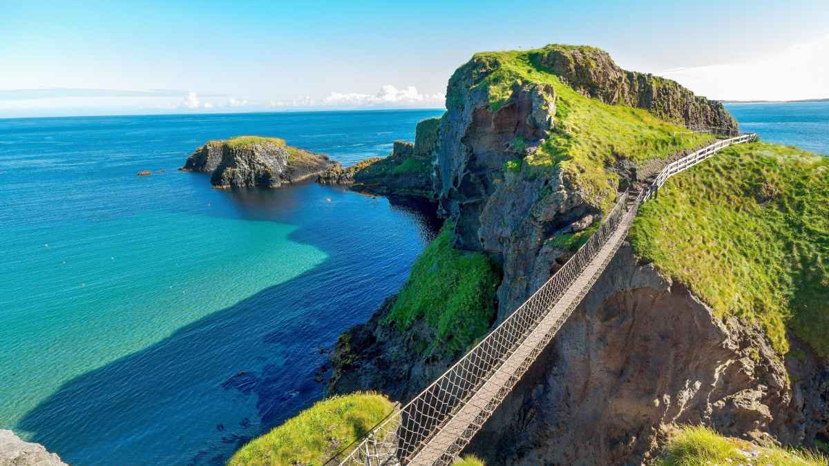 Isla costera de Irlanda con acantilados y puente colgante dentro del plan para repoblar islas con ayudas de 70.000 euros