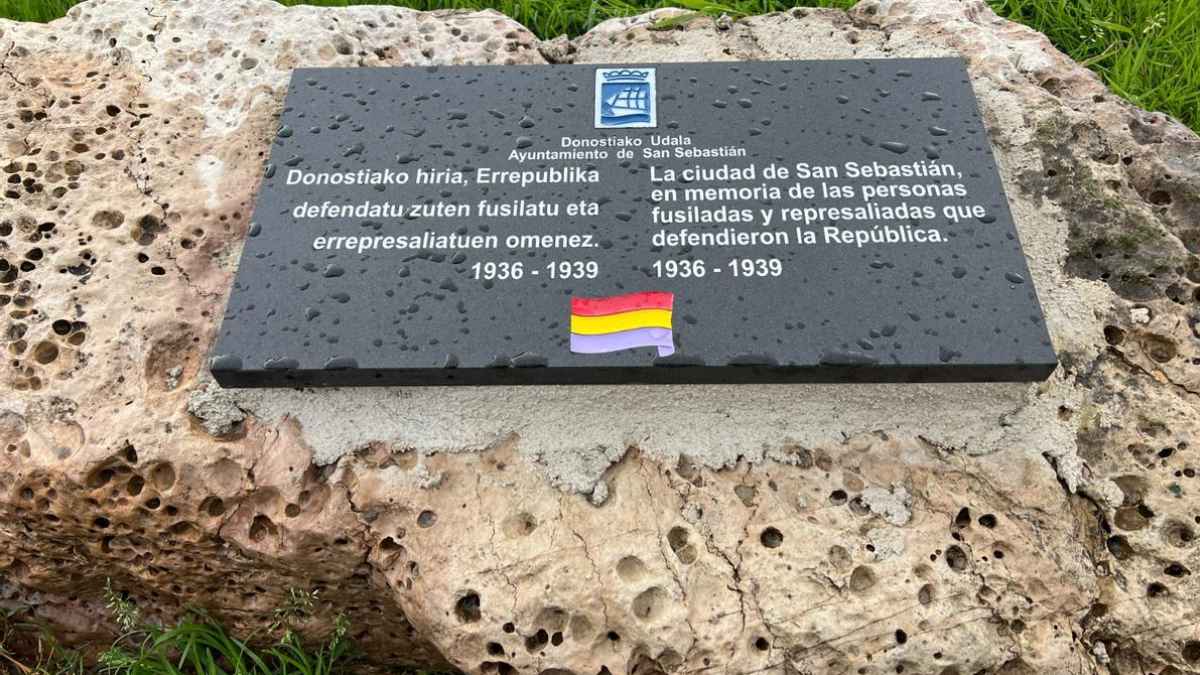 Placa memorial en Donostia en recuerdo de los funcionarios y cargos municipales represaliados tras la Guerra Civil